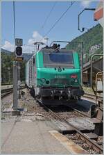 Die SNCF BB 27067 bzw. BB 427067 (UIC 91 87 0027 067-4 F-SNCF hat den Getreidezug nach Italien nachgeschoben und verl�sst ihn nun in Vallorbe ohne fremde Hilfe, da die Rangierfahrstrasse auf die SNCF Fahrleitungsspannung umgeschaltet wurde. An der Spitze des Zugs wird in der Zwischenzeit die BB 26068 von der SBB Re 6/6 11688 man�vriert und in den 50 Hz Bereich zur�ck gestossen. 

16. Juni 2022