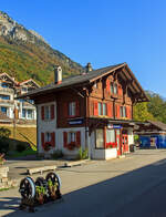 Der Bahnhof (Haltestelle) Niederried der zb – Zentralbahn (ex SBB Brünigbahn) am Brienzersee am 02.10.2011.
Die Haltestelle Niederried wird vom Regio-Zug (R70) Meiringen-Interlaken Ost der zb bedient.
