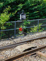 Handweichenhebel mit Laterne beim der Bahnhof Chamby am 27.05.2023, der Weiche Abzweig Strecke Blonay–Chamby (KBS 115) zum Abstellgleis.