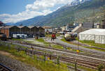 Blick aus dem Zug heraus auf die Werksgleise bzw. Werksgelände der Lonza Group AG in Visp am 26.05.2023, in der Bildmitte fährt die „rote“ Em 3/3 162 (98 85 5837 907-5 CH-LONZA), ex RAG V 135, eine Henschel DHG 500 C der Lonza AG.

Die Lonza Group AG ist ein schweizerisches Chemie- und Pharmaunternehmen mit Hauptsitz in Basel. Das Werk in Visp ist der größte und älteste Standort der Gruppe, von mehr als 30 Standorten.
