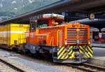 Die RhB Gm 3/3 - 231 setzt am 12.09.2017 im Bahnhof Chur einen Postg�terwagen an den gerade eingefahrenen RegioExpress nach Scuol-Tarasp, so wir dieser zum Gmp.