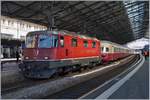 Die SBB Re 4/4 11198 (ETCS Vorspannlok) mit dem SBB RAe TEE II 1053 in Lausanne.
