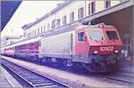 Die SBB Re 4/4 IV 10102  Luino  wartet mit IC nach Gen�ve in Domodossla auf die Abfahrt. 

Analogbild vom Mai 1985