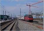An der fast gleichen Stelle fährt die Re 460 085-2 mit einem IC 1 am 9.