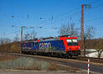 Die SBB Cargo Re 484 016-1(91 85 4484 016-1 CH-SBBC), ex E 484.016 SR, eine TRAXX F140 MS, geschleppt am Haken der SBB Cargo Re 421 371-6 (91 85 4421 371-6 CH-SBBC), ex Re 4/4 II 11371, mit Werbung