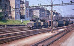 Ee 932 (Ee 3/3 II): Die Zweisystemlok (Wechselstrom SNCF 25 kV 50 Hz / SBB 15 kV 16,7 Hz) der SNCF f�r den Ueberfuhrdienst SNCF/SBB im Raum Basel. Hier fahren die SNCF C 20157 und 20156 aus Frankreich kommend durch Basel SBB Richtung Muttenz-Pratteln. Diese Loks kamen dann 1972 zu den SBB. 9.Juli 1971. 