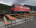 Grosses BoBo-Treffen in Balsthal - die Teilnehmerinnen:    Ge 4/4 613 'Domat/Ems' der RhB ist mechanisch und vom Design die Schmalspurvariante der Universallok und reiste per Rollschemel zum Jubil�um