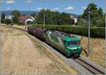 Der zwischen Les Marains und Vufflens Le Château fotografiete Güterzug ins ein artrein BAM-Zug; neben den Te III hat die BAM kürzlich auch solche Güterwagen und sogar eine Re 4/4