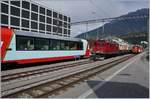 Luxus Pur: im Vordergrund der Glacier-Express Exellence Class und im Hintergrund Die HGe 4/4 36 mit ihrem Glacier Pullman Express St.Moritz - Zermatt.