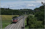 Die SBB Re 4/4 II 11245 hat den IC 187 von Stuttgart nach Z�rich in Singen von einer DB 101 �bernommen und f�hrt nun bei Bietingne Richtung Schweiz.