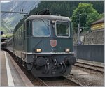 Etwas Bildbestimmend da nur och selten zu sehen: Eine grüne SBB Re 4/4 II der SBB hier die Re 4/4 II  11161 in Göschenen.