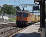 Die SBB Re 420 320-4 im Interregio-Cargo Anstrich in Auvernier.