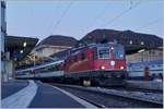 Die SBB Re 4/4 II ist in der Morgendämmerung mit ihrem IR 1556 von Neuchâtel in Lausanne eingetroffen.