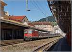 Die SBB Re 4/4 II 11195 (und einer weiteren an der Zugsspitze) verlassen Vevey mit ihrem Dispo Zug in einem IR 90 Umlauf.