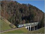Die BLS Re 4/4 II 502 ist mit ihrem RE auf dem Weg von Interlaken Ost nach Zweisimmen und fährt bei Weissenburg über den Bunschenbach Viadukt.