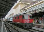 Nun hat sich die am Anfang dieser Bilderserie erw�hnte SBB Re 4/4 II 11193 wieder an die Spitze des Zuges gesetzt und wartet mit ihrem vier Uaikk Wagen und dem Beh 4/8 4 / SNCF Z894  auf die
