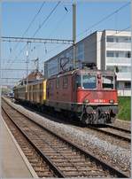 Die SBB Re 430 362-4 wartet in Morges mit einem Postzug auf die �berholung eins IC nach Gen�ve.