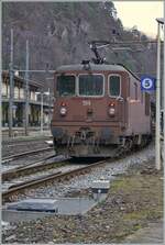 Das Fotografieren der Seite Brig eingereihten BLS Re 4/4 ist immer wieder eine Herausforderung und Standort bei Gleis fünf ergibt danke einem Zaun kaum Gestaltungsmöglichkeiten, sieht mal