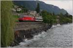 Ein IR auf der Fahrt von Brig nach Genf Flughafen fährt am aufgewühlten Genfersee entlang.