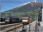Die beiden SBB Re 460 105-2 und 460 085-4 warten in Brig auf die Abfahrt nach Romanshorn und Genève-Aéroport.