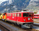 
Die RhB Ge 6/6 II 706 „Disentis/Mustér“ der kalten kalten RhB Tm 2/2 - 116 und einem Bauzug am 01.11.2019 im Rbf Chur (aufgenommen aus einem Zug herraus).