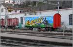 Nach  Grau/Weiss  nun ein sehr buntes Blonay-Chamby Bild: Ein ex GFM G�terwagen wirbt seit kurzem in Vevey f�r die B-C.