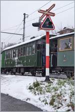 50 Jahre Blonay - Chamby;  Winterdampf :  Der RhB AB 121 rollt vorbei.