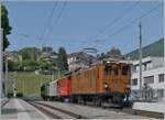 Die Bernina Bahn RhB Ge 4/4 81 der Blonay-Chamby Bahn ist mit ihrem recht gut besetzten Riviera Belle Epoque Zug von Chaulin auf dem Weg von Chaulin nach Vevey und wartet in St-L�gier Gare auf den