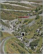 Nach gut zwei Minuten taucht die DFB HGm 4/4 61 ist mit ihrem Dieselzug 238 weit oben und nun schon fast am Zeil in Gletsch wieder auf.