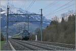 Die BLS Re 465 002 erreicht mit ihrem EW III Regionazug von Frutigen nach Spiez den Halt Mülenen.