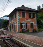 Der Schweizer Grenzbahnhof Camedo der FART - Ferrovie autolinee regionali ticinesi hier am 02 August 2019.

Camedo ist ein Ort der Gemeinde Centovalli im Kanton Tessin in der Schweiz. Der Bahnhof ist der letzte auf der Schweizer Seite bei km 13,06 der Centovalli-Bahn, bzw. der von der FART (Ferrovie autolinee regionali ticinesi) als Centovalli-Bahn betrieben wird, 600 m weiter ist die schweizerisch-italienische Grenze. Der nächste Bahnhof ist Ribellasca, der von der italienischen SSIF (Società subalpina di imprese ferroviarie) betrieben wird und ab hier beginnt dann die Valle Vigezzo bis Domodossola.

Ausgehend von Bahnhof Locarno (km 0,0) führt die Bahnlinie unterirdisch bis zum Haltepunkt Solduno San Martino, wo die Tunnelstrecke endet. In Ponte Brolla verlässt die Trasse das Maggiatal und durchquert in westlicher Richtung das Pedemonte bis nach Intragna. Hier beginnt das eigentliche Centovalli, das bis zur Grenze nach Italien bei Camedo so genannt wird, gleichzeitig beginnt hier der stärkere Anstieg der Strecke. Nach der Grenze durchfährt die Bahn das Valle Vigezzo mit den größeren Orten Re, Malesco und Santa Maria Maggiore, wo mit 836 m der höchste Punkt erreicht wird. 

Es folgt ein zunächst sanfter, dann immer steilerer Abstieg entlang der südlichen Talflanke bis zur Station Trontano. Zwischen Trontano und Masera im Tal des Toce erreicht die Strecke das maximale Gefälle von 60 Promille und die kleinsten Kurvenradien mit 50 m. Nach kurzer Querung des Tocetals wird die unterirdische Endstation unter dem Bahnhof Domodossola erreicht.