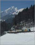 Die GoldenPass MOB Ge 4/4 mit dem MOB Panoramic Express 2124 auf dem Weg nach Zweisimmen bei der Station Les Sciernes.