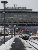 Die Bildüberschrift stimmt nicht ganz, da kommt nicht eine Arth-Rigi-Bahn, sondern der Voralpenexpress erreicht Arth-Goldau.