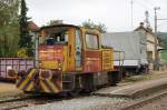 TPF/GFM: Zur Zeit modernisiert TPF die Bahnh�fe und Haltestellen der Strecke Fribourg-Murten-Neuch�tel. Zur Sicherheit der Fahrg�ste entstehen moderne Unterf�hrungen sowie behindertengerechte Perrons. Dabei werden nutzlose Weichen und Abstellgeleise aufgehoben. In M�nchenwiler-Gourgevaux wird das Abstellgeleise verschwinden samt der MOYSE-Diesellok, die bereits seit mehreren Jahren vor sich hin rostet. Die Aufnahme stammt vom 10. Oktober 2015.
Foto: Walter Ruetsch 
