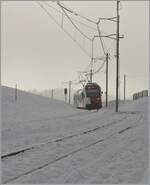 Im gerade hoch genug gelegenen La Verrerie, wo der Nebel sich nur noch als Dunst zeigt, fährt der Der TPF SURF Be 2/4 - B - ABe 2/4 103 ein.