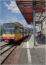 Der Travys OC Be 4/8 N° 3 (94800 450 003-9 D-TVYS) wartet in Orbe auf die Rückfahrt als R11 26845. Lange werden die als  Übergangslösung  aus Karlsruhe angeschafften Triebwagen nicht mehr zwischen Orbe und Chavornay fahren. Schon jetzt sind werden etliche Kurse durch Busse geführt und ende Fahrplanperiode 2025 endet der Gleichstrombetriebe der OC. Dann wird die Strecke auf Gleichstrom umgestellt und umgebaut, damit von Lausanne her die Züge bis Orbe fahren können, indem sie in Chavornay geflügelt werden. Durch diese Umbau Arbeiten bleibt die Strecke für ein Jahr ohne Schienen Personenverkehr. 

5. Juli 2025