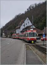 Auf der Fahrt von Waldenburg nach Liestal erreicht ein Waldenbugerbahn Zug den Bahnhof H�lstein. 

21. M�rz 2021