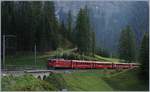 Die RhB Ge 6/6 II 707 hat mit einem Albulaschnellzug die mittler Stufe bei Bergün in Angriff genommen.