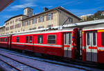 Der vierachsige Gepäck- und Heizwagen RhB DS 4225, ex Gepäckwagen RhB D 4225, am 20 Februar 2017 eingereiht in einem Personenzug im RhB Bahnhof St. Moritz.

Die RhB stellte 1980 im Anschluss an die Lieferung der Einheitswagen EW II mit den 8 Stück der Serie D 4219-4226 ihre jüngste Serie Gepäckwagen in Dienst, die von SWS/SWP gebaut wurden. Sie prägen heute noch gemeinsam mit den EW I und II das Bild der Züge auf der Albulabahn bzw. das zahlreicher Stammnetz-Züge.

Auf der Albula-Strecke der RhB verkehren zum Teil lange Personenzüge mit klimatisierten Wagen. Der Energiebedarf Sommer wie Winter kann durch die Zugsammelschiene mit 300 V nicht immer ausreichend abgedeckt werden. Als Zwischenlösung, bis zum Vorhandensein einer 1000-V-Zugsammelschiene in den Zügen, wurden 7 Gepäckwagen der Serie D 4219 – 4226 (Inbetriebnahme: 1980) zu sogenannten „Heizwagen“ umgebaut, der Begriff sollte eher Energiewagen lauten. Die Wagen werden nun in Zugsmitte eingereiht und gestatten die Trennung der Energieversorgung des Zuges: die vorderen Wagen durch die Lokomotive, die folgenden durch den Heizwagen. Die Wagen erhielten einen Pantografen und Hauptschalter, dazu musste das Dach angepasst werden. Zusätzlich wurde ein Transformator unter dem Wagenkasten eingebaut. Im Innenraum wurde ein Schaltschrank installiert. Diese Gepäck- und Heizwagen wurden ab dem Winter 2010/11 in die Kompositionen eingereiht und stellten sicher, dass alle Kunden das Ziel witterungsunabhängig in warmen klimatisierten Reisezugwagen erreichten.

TEHNISCHE DATEN:
Hersteller: SWS/SWP
Baujahr/Umbaujahr: 1980 / 2010
Spurweite: 1.000 mm
Anzahl der Achsen: 4
Länge über Puffer: 13.740 mm
Drehgestellbauart: SWP 74
Sitzplätze: keine
Eigengewicht: 18,0 t
Ladefläche:  
Ladegewicht: 4,0 t
zulässige Geschwindigkeit: 90 km/h
Lauffähig: StN (Stammnetz) / MGB (Matterhorn Gotthard Bahn)

Lauftechnisch könnten sie wohl auch auf der BB (Berniabahn) laufen, aber dort ist ein anderes Stromnetz.