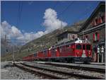 Zwei RhB ABe 4/4 III haben mit ihrem Regionalzug von St.Moritz nach Tirano den h�chsten Punkt ihrer Reise erreicht: Ospizio Bernina, 2253 m�M.