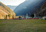   Der Bernina-Express (D 950) von Tirano nach Chur muss am 18.02.2017 im Bahnhof Brusio warten bis unser Regionalzug nach Tirano ihn dort gekreuzt hat.