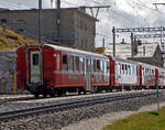 Der 4-achsige Bernina Velowagen RhB WS 3922, ex B 2333, ex C4� 2333, am 06.09.2021 bei der Station Ospizio Bernina im Zugverband (Zugende).