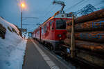Nun haben die beiden RhB ABe 4/4 III Triebwagen 54  Hakone  und  51  Poschiavo  am 21.03.2023 als PmG (Personenzug mit G�terbef�rderung) nach Poschiavo, fahren nun vom h�chsten Punkt der Berninabahn,