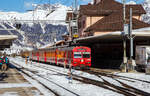 Der RhB Regio der Engadinerlinie (Pontresina - Sagliains - Scuol-Tarasp) hat am 20 Februar 2017 den Bahnhof Pontresina Steuerwagen voraus erreicht. Vorne der RhB Steuerwagen mit zweite Wagenklasse- und Gep�ckabteil BDt 1721, dann 3 Reisezugwagen der 2. Wagenklasse sowie als Lok die RhB Ge 4/4 II – 624 „Celerina/Schlarigna“.