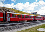 Der 4-achsige Personenwagen RhB AB 1542, ein verk�rzter 1./2.Klasse Einheitswagen I (EW I) mit Aluminiumwagenkasten am 06.09.2021 bei der Station Ospizio Bernina im Zugverband.