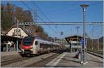 Der SBB Flirt3 RABe 523 107 ist in Puidoux auf dem Weg nach Pal�zieux.