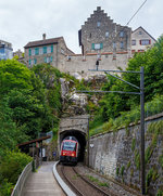   Der SBB-Doppelstocktriebzug (DTZ) RABe 514 024-9 (ein Siemens Desiro Double Deck) unterquert am 18.06.2016 das Schloss Laufen (am Rheinfall).