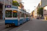 Z�rich am 07.06.2015: W�hrend wir erst mal fr�hst�cken wollen, f�hrt die VBZ Tram 2000 (Be 4/6 Nr.