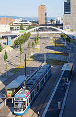 Die VBZ-Tram - Be 5/6 3028, eine Bombardier Cobra, als Linie 4 zum Bf. Tiefenbrunnen am 07.06.2015 beim Halt an der Station Technopark (Zürich). Blick von unserem Hotel.

Auch wenn das Cobra-Tram nur in Zürich fährt, handelt es sich mit 88 Fahrzeugen um eine beachtlich große Flotte, die Stückzahlmässig von einigen Konkurrenzangeboten nie erreicht wurde.

Die Idee und Entwicklung zum heutigen Cobra-Tram geht bis ans Ende der Achtzigerjahre zurück. Das Rollmaterial-Konsortium „Züri-Tram“ begann mit der Entwicklung eines eigenen niederflurigen Trams. Hinter diesem Konsortium standen die langjährigen Zürcher Hauslieferanten Schindler Waggon (SWP; Wagenkasten, mechanische Teile), Schweizerische Industrie-Gesellschaft (SIG; Fahrwerk) und BBC respektive Asea Brown Boveri (ABB; Traktionsausrüstung, elektrische Teile). Im Vordergrund standen bei der Entwicklung die Normalien der Zürcher und Basler Tramnetze, wo man die Kunden für das Fahrzeug ortete. Dennoch war es Juni 2001, als das erste fertige Fahrzeug der Öffentlichkeit präsentiert wurde. 

Ein langes Verfahren bei der Beschaffung der Fahrzeuge, technische Schwierigkeiten und die grundlegenden Veränderungen bei der schweizerischen Rollmaterialindustrie führten zu dieser Verzögerung. Durch Übernahmen bestand das Konsortium letztendlich aus Bombardier Transportation Schweiz (Federführung), Alstom und Alusuisse Road & Rail. Ursprünglich waren die Fahrzeuge beim Hauptlieferanten Schindler Waggon Pratteln (SWP) bestellt worden. Die Schindler Holding verkaufte 1997 ihre Rollmaterial-Tochtergesellschaft Schindler Waggon an Adtranz, die wiederum 2000/2001 von Bombardier Transportation übernommen wurde. Die SIG Holding, die ihre Schienenfahrzeugsparte bereits in einem Joint-Venture mit dem Fiat-Konzern zusammengelegt hatte, verkaufte später ihre Anteile an der Fiat SIG Schienenfahrzeuge AG, die schließlich mit der kompletten Fiat-Schienenfahrzeugsparte von Alstom übernommen wurde.

Heutzutage gehört  die Cobra   bzw. Gelenkmotorwagen Be 5/6 zu Zürich wie das Matterhorn zu Zermatt.

Das Tram vom Typ Cobra wurde eigens für die spezifischen Voraussetzungen der Stadt Zürich entwickelt. Zu berücksichtigen waren u.a. starke Steigungen (bis zu 77 Promille bei jeglicher Witterung), enge Kurven (R 14 m), städtebauliche Vorgaben bei Trassees und Haltestellen, die große Passagierzahl (0.5 Mio. Personen pro Tag) sowie kurze Fahrgastwechselzeiten. Das Cobra-Tram schöpft mit seiner optimalen Länge und Breite sowie mit seinen sieben breiten Türen die Platzverhältnisse maximal aus. Die Einzelradfahrwerke mit Radialsteuerung und seitenselektivem Antrieb verhindern lästiges Kurvenquietschen. Die durchgehende 100%-Niederflur-Konstruktion ermöglicht ein bequemes Ein- und Aussteigen, insbesondere für ältere Menschen, Personen mit Rollstühlen und Kinderwagen. Ein modernes Innen- und Außendesign sowie eine Klimaanlage in den Seriefahrzeugen runden das Profil dieses neuen Flaggschiffes der VBZ bzw. VBG ab. 

Die Fahrzeuggeometrie passt  sehr gut zum Anforderungsprofil, insbesondere konnten hinter dem Führerstand und am Fahrzeugende normal breite Einstiege konzipiert werden. Wären wie beim Tram 2000 nur vier der sechs Achsen angetrieben, könnte die Forderung nicht erfüllt werden, dass bei Ausfall eines Drehgestells noch mind. 40% Adhäsionsgewicht bleiben muss. Da beim Cobra die Fahrmotoren längs angeordnet sind und jeweils zwei Räder hintereinander antreiben, musste tief in die Trickkiste gegriffen werden: Das mittlere Fahrwerk ist nur links angetrieben, so dass es rechts zwei unangetriebene Losräder hat, zwischen welchen eine der sieben Türen angeordnet ist. Damit dürfte es sich beim Cobra um das allererste asymmetrisch angetriebene Schienenfahrzeug weltweit handeln (an der linken Seite sind alle sechs Räder angetrieben und an der rechten Seite / Einstiegsseite lediglich 4).

Die Gelenktreibwagen sind fünfteilig, die Endeinheiten und das Mittelteil ruhen auf den Drehgestellen, die Zwischenteile sind als Sänften ausgeführt. Die Triebwagen sind Einrichtungfahrzeuge (für eine Fahrtrichtung)  und besitzen nur an der rechten Seite Einstiegstüren.

Technische Daten:
Typ: Einrichtungs -Gelenkmotorwagen Be 5/6  „Cobra“
Spurweite: 1.000 mm
Anzahl der Fahrzeuge: 8 in vier Serien (Von 2000 bis 2010)
Gesamtlänge:  36 m
Achsabstände: 3.250 / 9.100 / 3.250 / 9.100 / 3.250 mm
Breite:  2.400 mm
Höhe: 3.600 mm
Gewicht : 39.2 Tonnen
Sitzplätze:  96
Stehplätze: 142 (bei 4 Personen pro m2
Geschwindigkeit max.:  70 km/h
Anzahl Türen:  7 (je 1.300 mm breit)
Radpaare:  6 in 3 Fahrwerken
Raddurchmesser neu:  560 mm
Raddurchmesser abgenutzt:  500 mm
Anzahl Motoren:  5
Motorenleistung:  5×125 kW = 625 kW
Stromsystem: 600 V DC
Anzahl Stromabnehmer:  1
Einstiegshöhe bei leerem Fahrzeug:  35 cm
IGBT Wechselrichter mit Rekuperationsmöglichkeit  ermöglicht Energierückgewinnung beim Bremsen und damit höheren Wirkungsgrad
Betreiber:  Verkehrsbetriebe Zürich (VBZ) und Verkehrsbetriebe Glattal (VBG) 