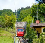 
Der Wagen 2 der Standseilbahn Vevey–Chardonne–Mont-Pèlerin (VCP) auf Bergfahrt am 20.05.2018 nach der Zwischenstation Chardonne-Jongny.

Die Standseilbahn wurde 1900 eröffnet. Sie hat eine Streckenlänge von 1580 Metern und überwindet einen Höhenunterschied von 415 Metern. Neben der Tal- und Bergstation hat sie noch drei Zwischenhaltestellen.

Die Standseilbahn wurde am 25. September 2009 nach längerer Modernisierung, wobei auch die beiden Standseilbahnwagen einen neuen Aufbau erhielten, wieder in Betrieb genommen.

Die Standseilbahnlinie ab Vevey bietet Ihnen eine unvergleichliche Aussicht auf die Schätze des Lavaux. Nur wenige Minuten vom Bahnhof entfernt verlässt die Standseilbahn Vevey am Genfersee und beginnt ihren steilen Aufstieg, vorbei an den Weinbergen des Lavaux, einem UNESCO-Weltkulturerbe, bringt Sie die Standseilbahn Vevey – Chardonne – Mont-Pèlerin in 11  Minuten auf über 810 Meter Höhe. Ihr Ziel ist das Winzerdorf Chardonne-Baumaroche mit seinen Weinkellern und einer der schönsten Aussichten auf den Genfersee. Die Bergstation befindet sich aber nicht auf dem Gipfel des Mont-Pèlerin, um auf die Spitze des Mont-Pèlerin zu gelangen, erfordert es von der Bergstation einen 45-minütigen Fußmarsch.

Interessant ist die hohe Anzahl von 4 Zwischenstationen.